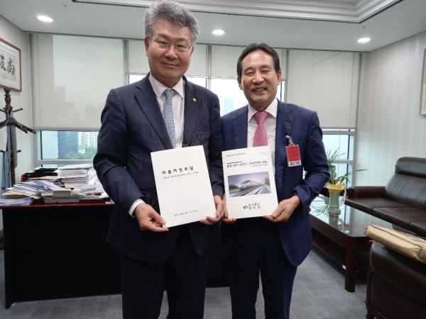 정재현 상주시의회 의장이 김회재 더불어민주당 원내부대표를 만나 중부내륙고속철도 연결을 위한 적극적인 협조요청을 하고 있다. 사진=상주시의회
