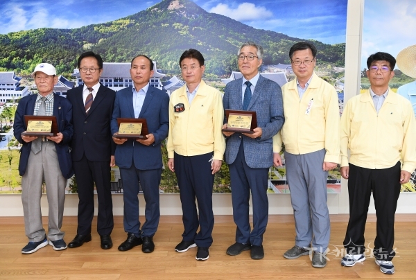 병역명문가 문패 전달. 사진=경북도