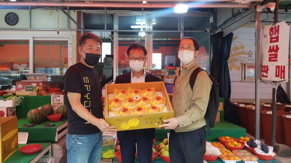 24일 추석 명절맞이 전통시장 장보기 행사를 위해 서남신시장을 방문한 이익규 대구경북지방병무청장(가운데)이 현호종 상인회장(왼쪽 첫번째)과 기념사진을 촬영하고 있다. 사진=대구경북병무청