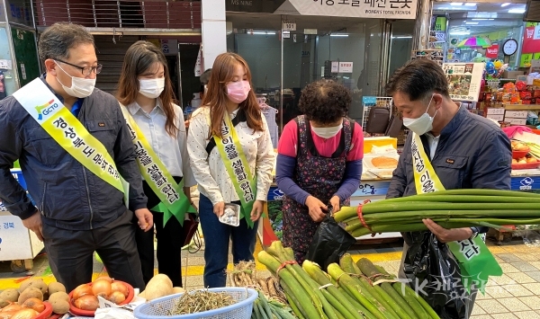 직원들이 전통시장 장보기를 하고 있다.  사진=경북문화관광공사