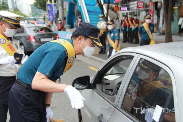 대구강북경찰서 교통안전계는 지난 24일 대구 북구 학정로 440 롯데리아네거리에서 사람중심 교통문화 조성을 위해 도로 위 준법 운전자를 찾아 감사품을 전달하는 현장 홍보 캠페인을 실시하고 있다. 사진=대구강북경찰서