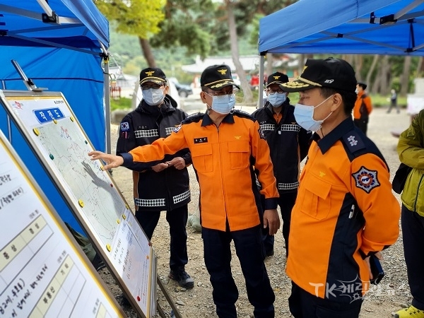 남화영 경북도 소방본부장이 산악안전시설물 현장 확인을 하고 있다.  사진=경북도소방본부