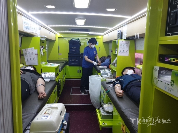 배기명 강북서장과 직원들이 헌혈을 하고 있다.  사진=대구강북경찰서