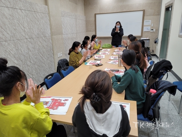 청송 다문화센터에서 다문화가정 산모교육을 실시하고 있다 사진=안동소방서