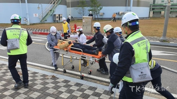 응급환자 구난 및 이송조치 하는 직원. 사진=한국남부발전