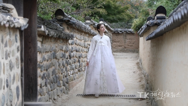 안젤리나 다닐로바가 한복을 곱게 차려 입고 하회마을 거닐고 있다. 사진=안동시