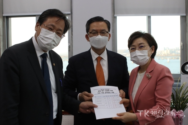 포항북구 김정재 국회의원(오른쪽)이 23일 국회 예산결산특별위원장실에서 정성호 예결위원장(가운데)과 안일환 기획재정부 2차관(왼쪽)에게 직접 영일만대교를 비롯한 포항지역 주요사업에 대한 내년도 국비사업 반영을 요청했다. 사진=김정재 의원실