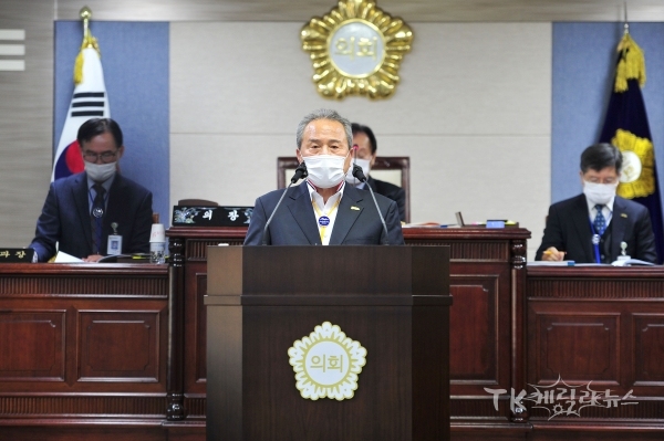 김영만 군위군수가 예산안 시정연설을 하고 있다. 사진=군위군