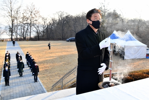 이철우 도지사를 비롯해 실국장 20여 명이 충혼탑 첨배를 하고 있다. 사진=경북도