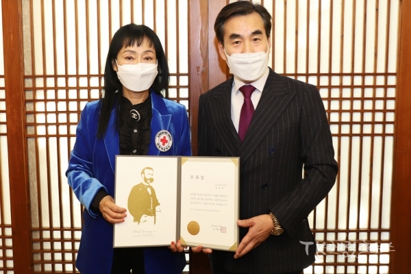 박언휘(좌) 경북적십자사 부회장, 안상규(우) 홍보대사. 경북적십자사