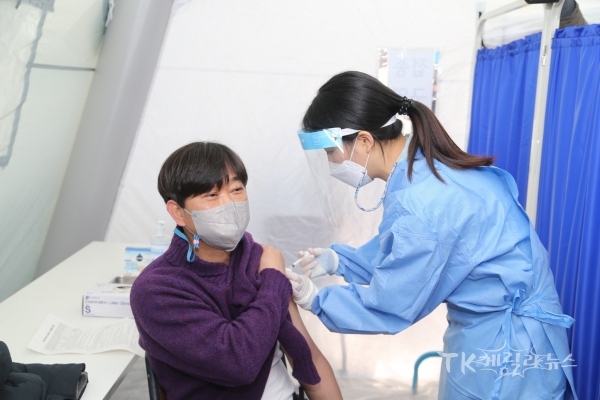 경북도내 백신 첫 접종자로 애명노인마을에 근무하는 사무국장 이상국(남/47)씨가안동 SK바이오사이언스에서 생산 된 아스트라제네카 백신을 맞고 있다. 사진=경북도