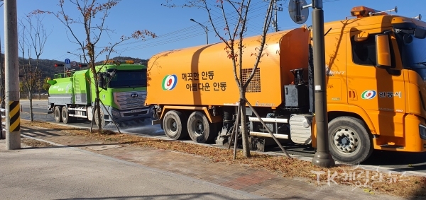 진공노면청소차 고압살수차 이용 노면청소 시행. 사진=경북도