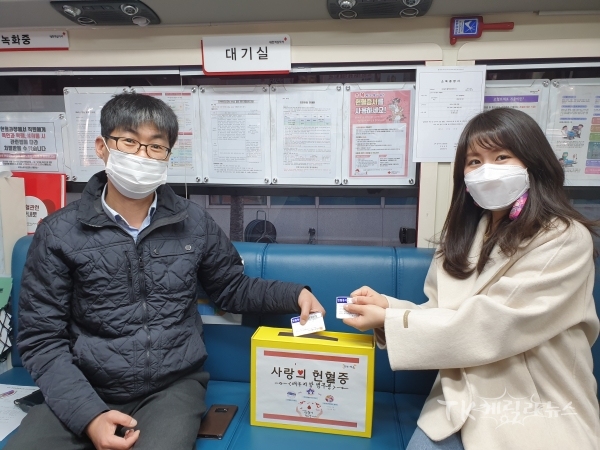 병무청 직원들이 헌혈증을 기부하고 있다. 사진=대구경북병무청