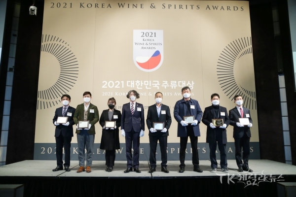 '2021 대한민국 주류 대상' 우리 술(한국 와인) 부문에서 대상을 수상한 이동수 264청포도 와인 대표(왼쪽 첫번째) 사진=안동시농업기술센터