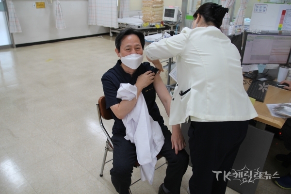 안동의료원의 1호 접종자 이윤식 원장이 코로나19 백신 예방접종을 하고 있다. 사진=안동의료원