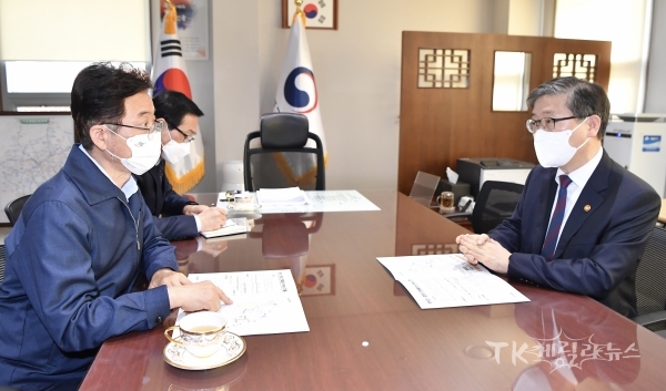 이철우 경북도지사는 18일 변창흠 국토교통부 장관을 만나 경북도의 철도·도로분야 현안사업을 건의하고 있다.