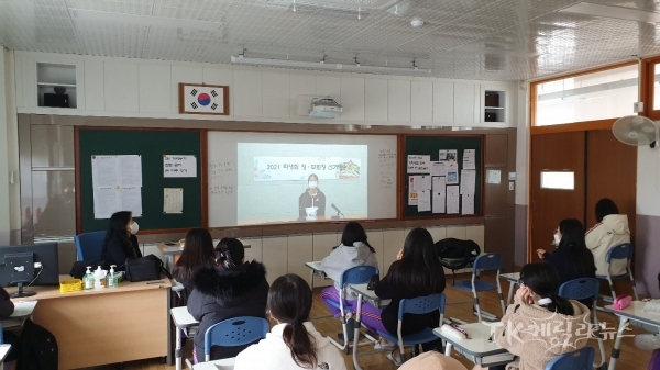 안동여중학생들이 2021학년도 학생자치회 정.부회장 선거 온라인 투표에 앞서 후보들의 찬조 연설을 듣고 있다.  사진=안동여중