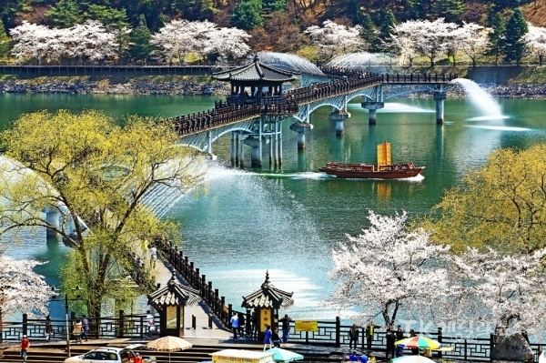 월영교