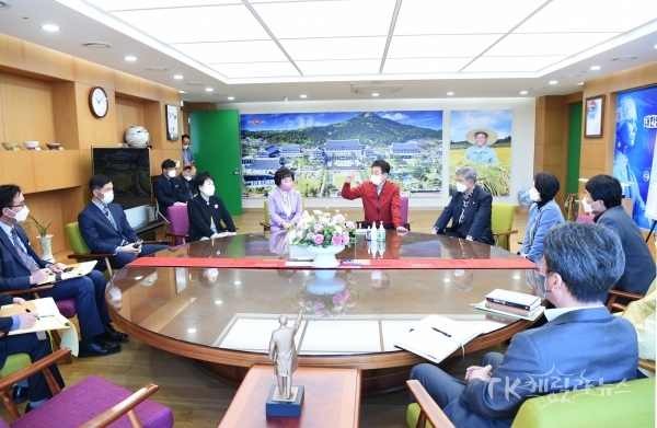 군위군의회 특위, 도지사 면담. 사진=군위군