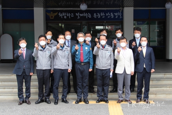 윤동춘 경북경찰청장이 지난 15일 안동경찰서를 방문해 직원들을 격려하고 기념촬영을 했다. 사진=안동경찰서