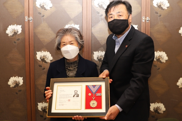 손덕임 (주)아이랙스 고문, 김두호 경북적십자사 총무팀장(우). 사진=경북적십자사