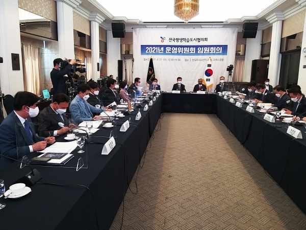 권영세 안동시장(왼.첫번째)이 경북 대표로 선출돼 지난 21일 서울 중구 한국프레스센터에서 열린 제9대 전국평생학습도시협의회 운영위원회에 참석했다. 사진=안동시