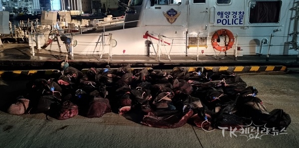 압수된 고래고기 64자루. 사진=포항해경