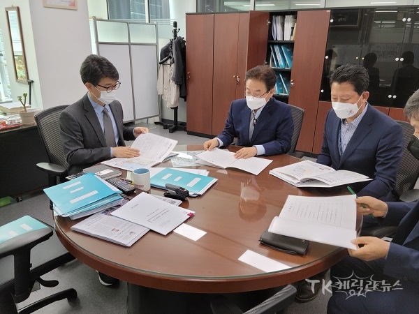 이철우 도지사는 25일 기재부를 방문해 김완섭 예산총괄 심의관과 면담을 하고 있다. 사진=경북도