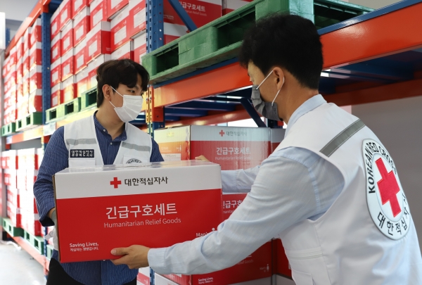 경북적십자사 직원들이 수해 대비 위한 긴급구호물자를 점검하고 긴급구호세트를 비축하고 있다. 사진=경북적십자사