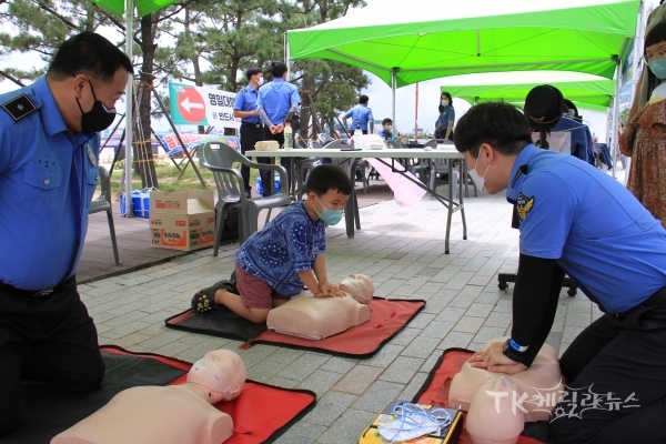 심폐소생술 체험. 사진=포항해경