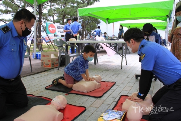 심폐소생술 체험.  사진=포항해경