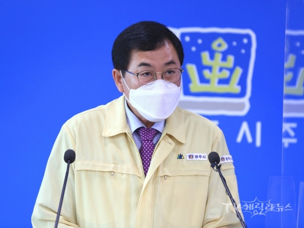 주낙영 경주시장이 지난 5일 화랑대기 전국 유소년축구대회 관련 브리핑을 하고 있다. 사진=경주시
