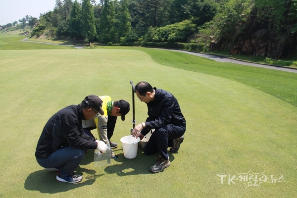 골프장 토양 시료채취. 사진=경북도