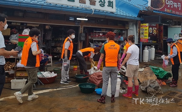 경북도 의용소방대 연합회와 시군 의용소방대원 130여 명이 제12호 태풍‘오마이스’가 할퀴고 간 포항 죽장면과 구룡포 지역을 찾아 침수된 가재도구 세척, 오염된 장판·벽지 제거 등 피해 복구 활동에 구슬땀을 흘리고 있다. 사진=경북도