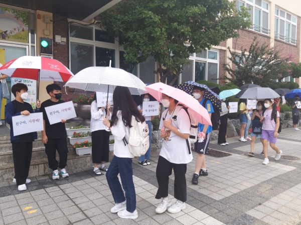 영가초등학교는 31일 전교임원 및 학급임원 자치회에서전교생을 대상으로 "이 세상에 소중하지 않은 생명은 없습니다"표어를 들고 생명의 소중함을 알리고 있다. 사진=영가초등