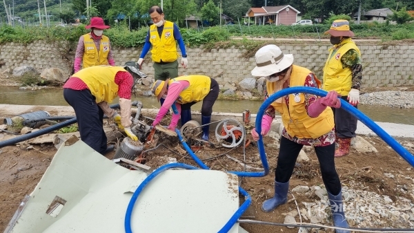 경북적십자사 소속 봉사원들이 포항시 죽장면 일대에서 수해 복구 활동을 펼치고 있다. 사진=경북적십자사