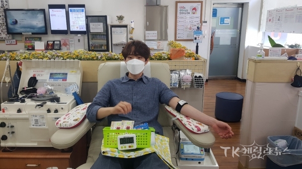 경북문화관광공사 직원이 헌혈에 동참하고 있다. 사진=경북문화관광공사