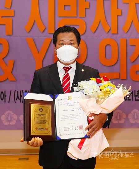 안동시의회 손광영 의원(태화·평화·안기)이 지난 10일 국회의원회관 대회의실에서 열린 ‘2021 대한민국 지방자치평가 의정대상’ 시상식에서 기초단체부문 최우수상을 수상하는 영예를 안았다. 사진=안동시의회