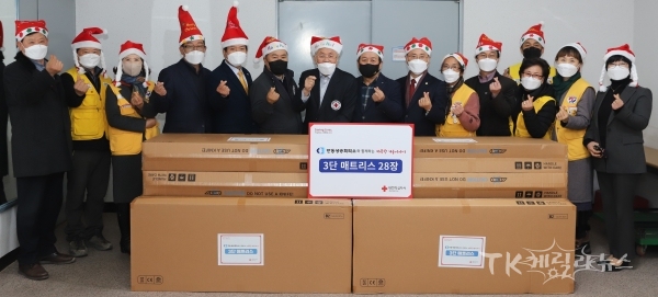 안동상공회의소 3단매트리스 전달식. 사진=경북적십자사