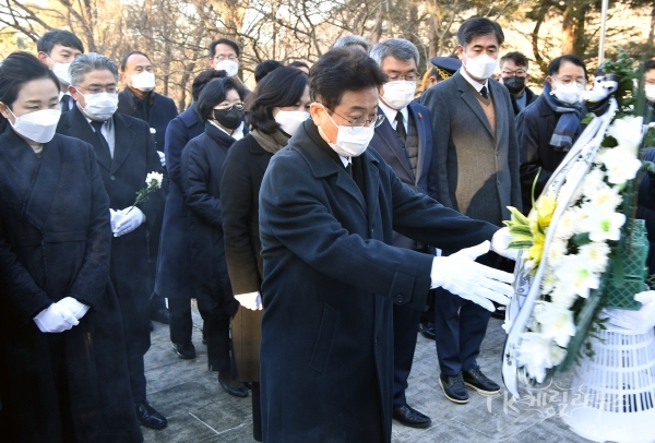 충혼탑 참배. 사진=경북도