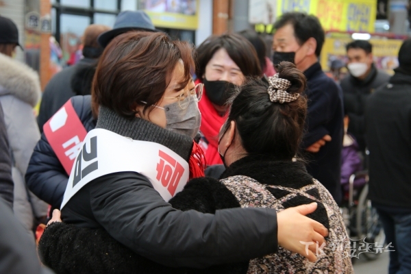 김정재 국회의원(포항북구·국민의힘)이 설 명절을 앞두고 전통시장을 둘러보며 명절대목 밑 체감경기를 살폈다. 사진=김정재 의원실