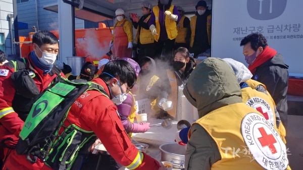 산불 진화 요원을 대상으로 구호 급식을 진행하는 모습. 사진=경북적십자사