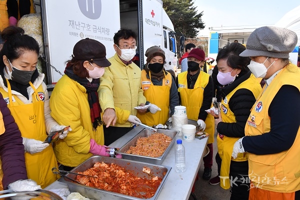 이철우 도지사 봉사자 격려. 사진=경북도
