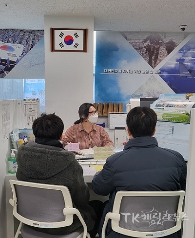 병역의무자A군이 아버지와 함께 병역진로상담을 받고 있다. 사진=대구경북병무청