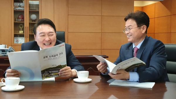 이철우 도지사는 지난 18일 대통령직인수위원회를 방문해 윤석열 대통령 당선인과 면담을 하고 있다. 사진=경북도