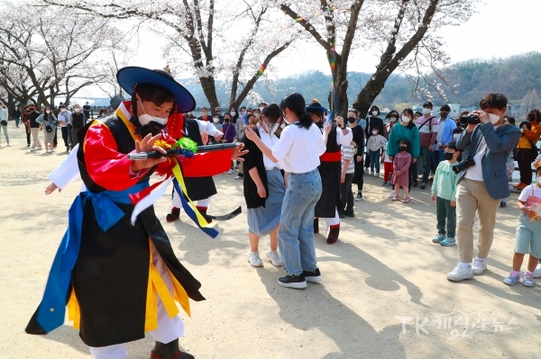 월영교 인근에서 열린 월영두시 체험프로그램. 사진=안동시