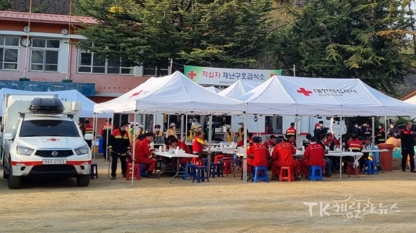 초암전통문화학교에 설치된 적십자 구호급식소 전경. 사진=경북적십자사