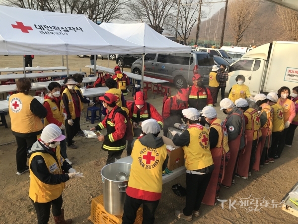 산불 진화 요원을 대상으로 급식을 진행하고 있는 적십자 봉사원. 사진=경북적십자사