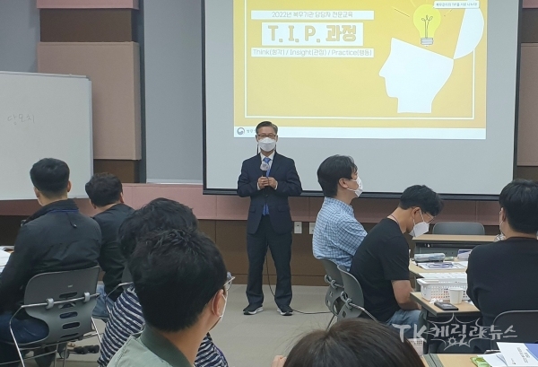 김주영 대구경북병무청장이 복무기관 담당자 전문교육현장을 방문하여 격려의 말을 전하고 있다.  사진=대구경북병무청