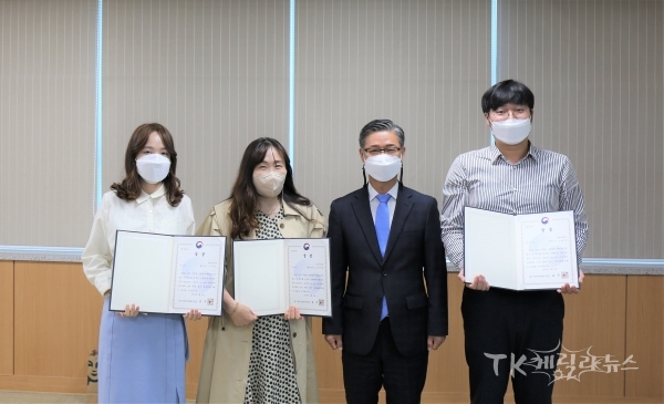 김주영 대구경북지방병무청장이 우수제안 직원 세명에게 포상하고 있다. 사진=대구경북지방병무청